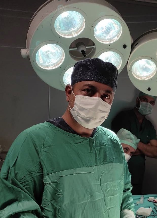 Op. Dr. Bülent Uysal ameliyathanede, cerrahi önlük ve maskeyle